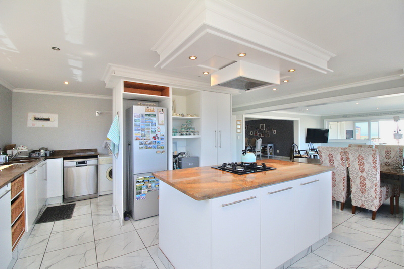 8 Bedroom Property for Sale in Mountainside Western Cape